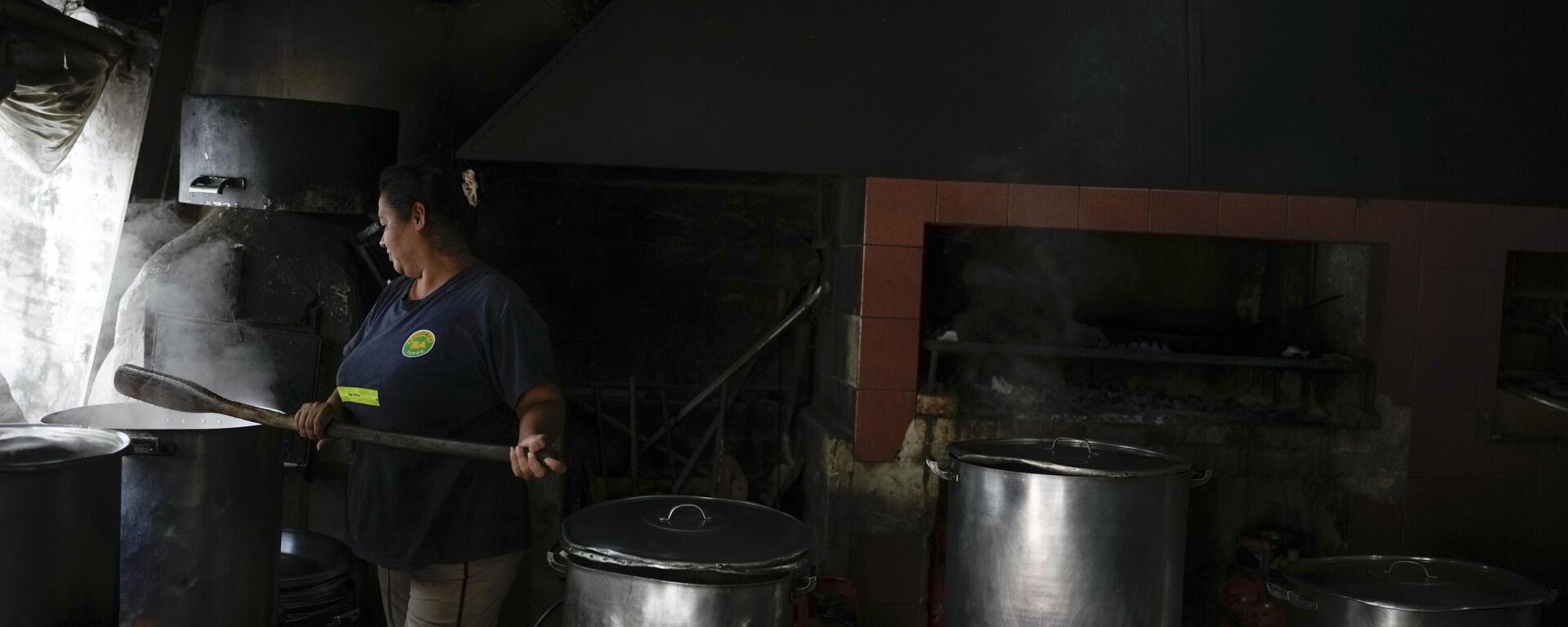 Gabriela Lucero cocina en un comedor comunitario dirigido por el Movimiento de Trabajadores Excluidos (MTE) en Buenos Aires, Argentina - Sputnik Mundo, 1920, 05.04.2024