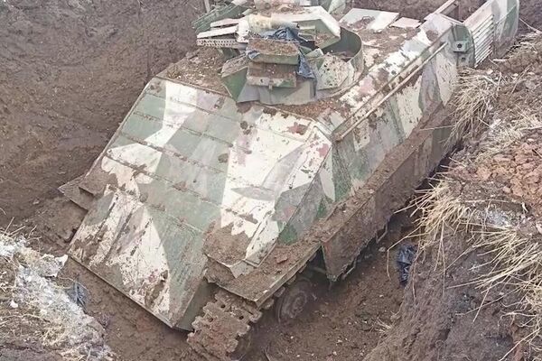 El vehículo blindado Azovets del batallón neonazi Azov (prohibido en Rusia por extremista y terrorista), encontrado por los militares rusos. - Sputnik Mundo