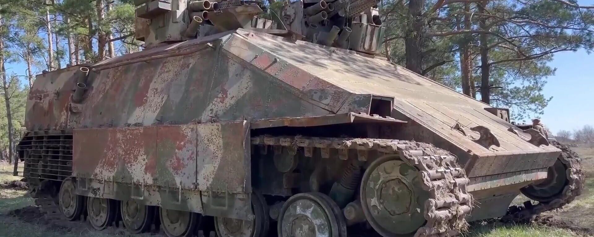 El vehículo blindado Azovets del batallón neonazi Azov, encontrado por los militares rusos. - Sputnik Mundo, 1920, 05.04.2024