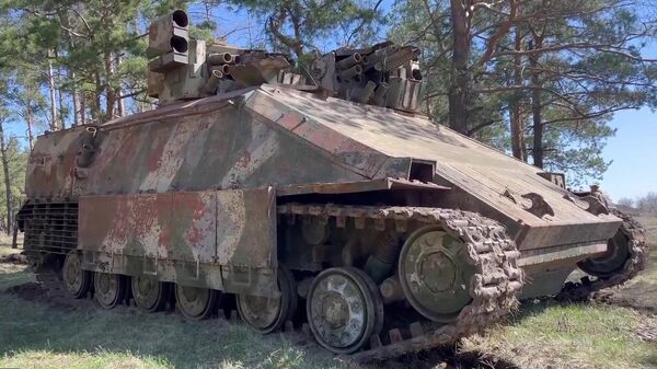El vehículo blindado Azovets del batallón neonazi Azov, encontrado por los militares rusos. - Sputnik Mundo