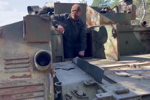 Un soldado ruso se encuentra encima del vehículo blindado Azovets (archivo). - Sputnik Mundo