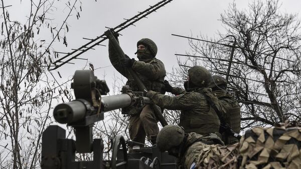 Soldados rusos de unidades de guerra electrónica preparan una estación de interferencia automatizada - Sputnik Mundo