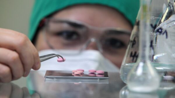 Una empleada en uno de los laboratorios de una planta farmacéutica en Rusia - Sputnik Mundo