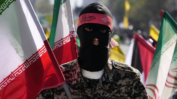 Un miembro de la fuerza paramilitar iraní - Sputnik Mundo