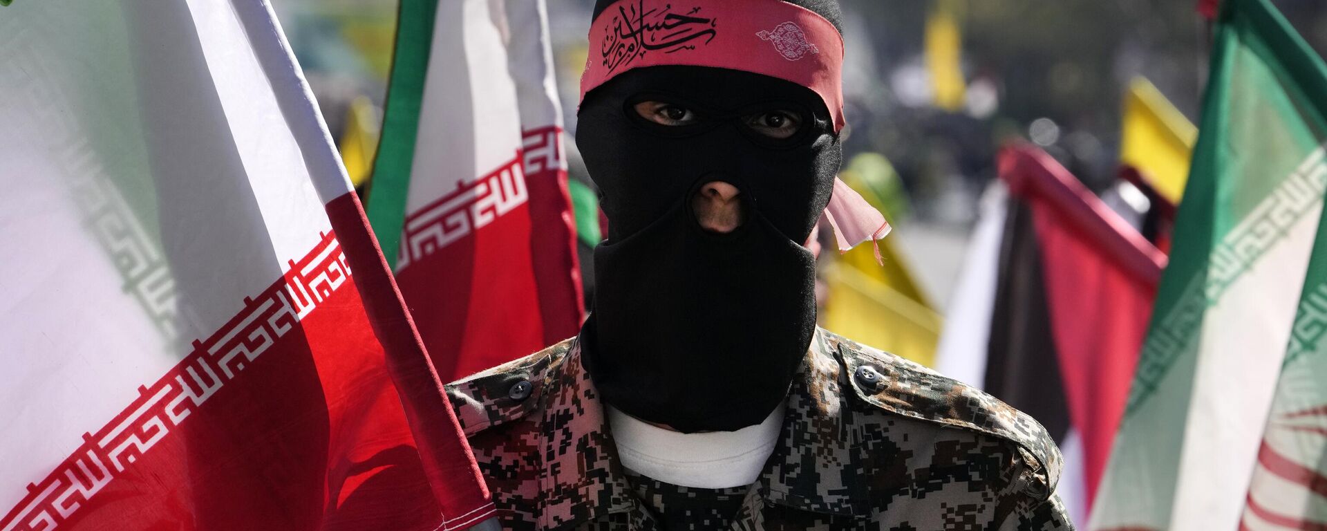 Un miembro de la fuerza paramilitar iraní - Sputnik Mundo, 1920, 07.04.2024