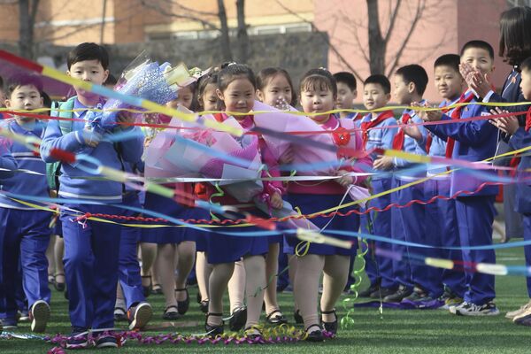 Nuevos alumnos de la escuela primaria en Pionyang, Corea del Norte. - Sputnik Mundo