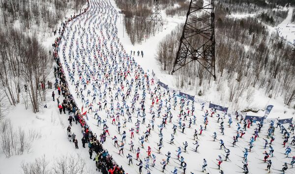 Participantes en el 50.º Maratón de Esquí en la ciudad rusa de Múrmansk. Unos 3.000 atletas de 69 regiones de Rusia y otros países participaron en el maratón. - Sputnik Mundo
