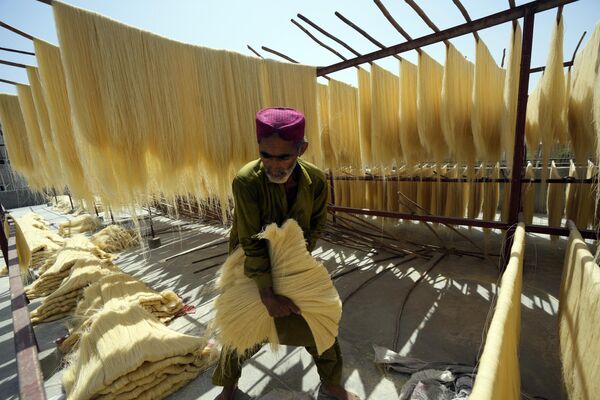 Un trabajador prepara los tradicionales fideos durante el ayuno sagrado musulmán del Ramadán, en una fábrica de Karachi, Pakistán. - Sputnik Mundo