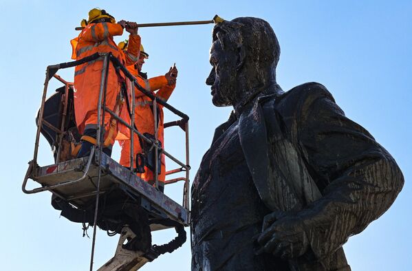 La limpieza del monumento a Vladímir Mayakovski en la plaza Triumfalnaya de Moscú. - Sputnik Mundo