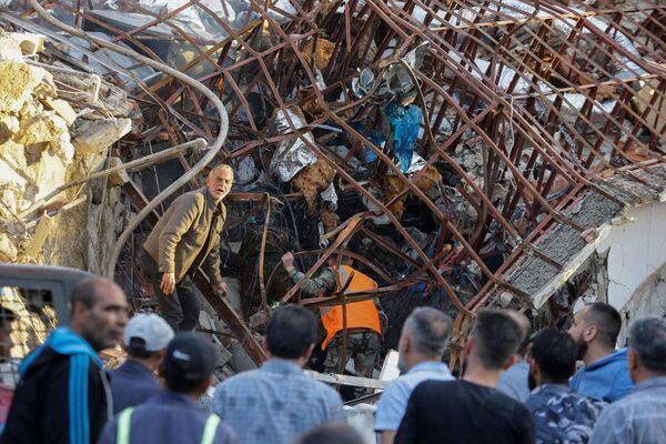Personal de emergencia y de seguridad inspecciona los escombros en el lugar de los ataques que afectaron a un edificio cercano a la Embajada iraní en Damasco, capital de Siria. - Sputnik Mundo