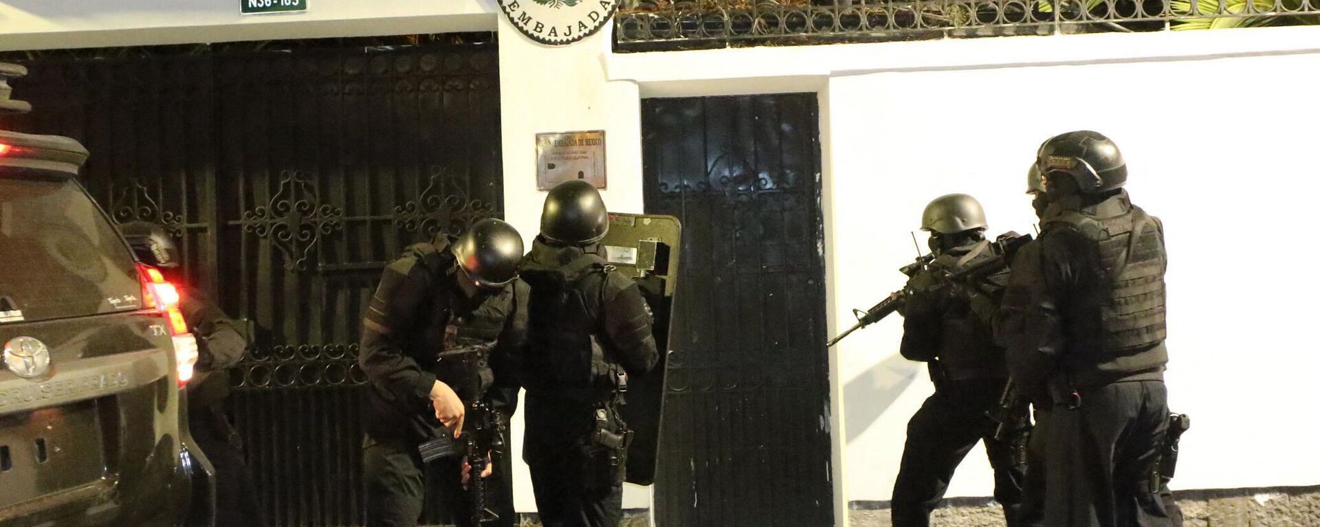 Fuerzas especiales de la Policía ecuatoriana intentan irrumpir en la Embajada de México en Quito para detener al exvicepresidente de Ecuador Jorge Glas. - Sputnik Mundo, 1920, 06.04.2024