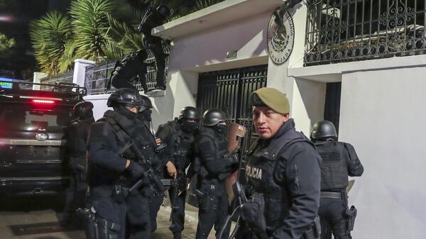La Policía irrumpe en la Embajada de México en Quito, Ecuador, el 5 de abril, 2024 - Sputnik Mundo