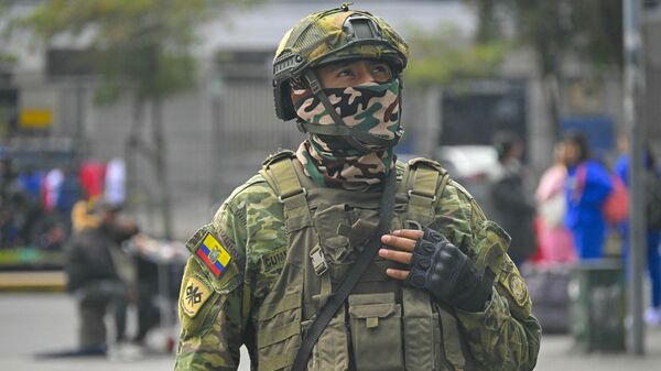 Un soldado de Ecuador ante la Embajada mexicana en Quito, el 5 de abril - Sputnik Mundo