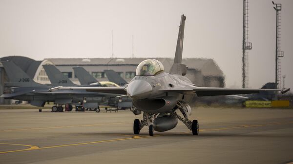 Un caza militar F-16 de la Fuerza Aérea Rumana se dirige a la pista al final de un ejercicio de protección del espacio aéreo en la base aérea militar Base 86, Rumania, el 6 de marzo de 2024. - Sputnik Mundo