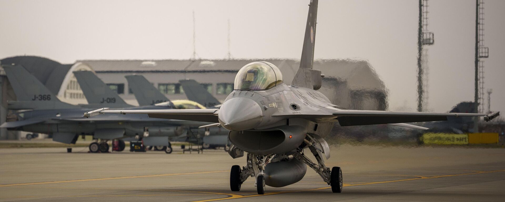Un caza militar F-16 de la Fuerza Aérea Rumana se dirige a la pista al final de un ejercicio de protección del espacio aéreo en la base aérea militar Base 86, Rumania, el 6 de marzo de 2024. - Sputnik Mundo, 1920, 15.06.2024