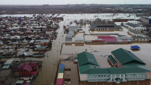 La ciudad de Orsk, parcialmente inundada tras la rotura de una presa  - Sputnik Mundo