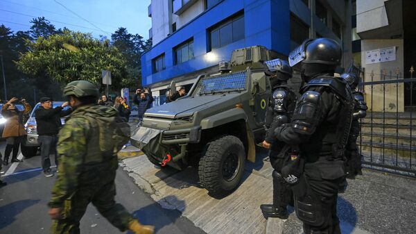Militares y policías custodian la Unidad de Flagrancia de la Fiscalía, donde fue trasladado el ex vicepresidente ecuatoriano Jorge Glas desde la embajada de México en Quito, el 6 de abril de 2024 - Sputnik Mundo
