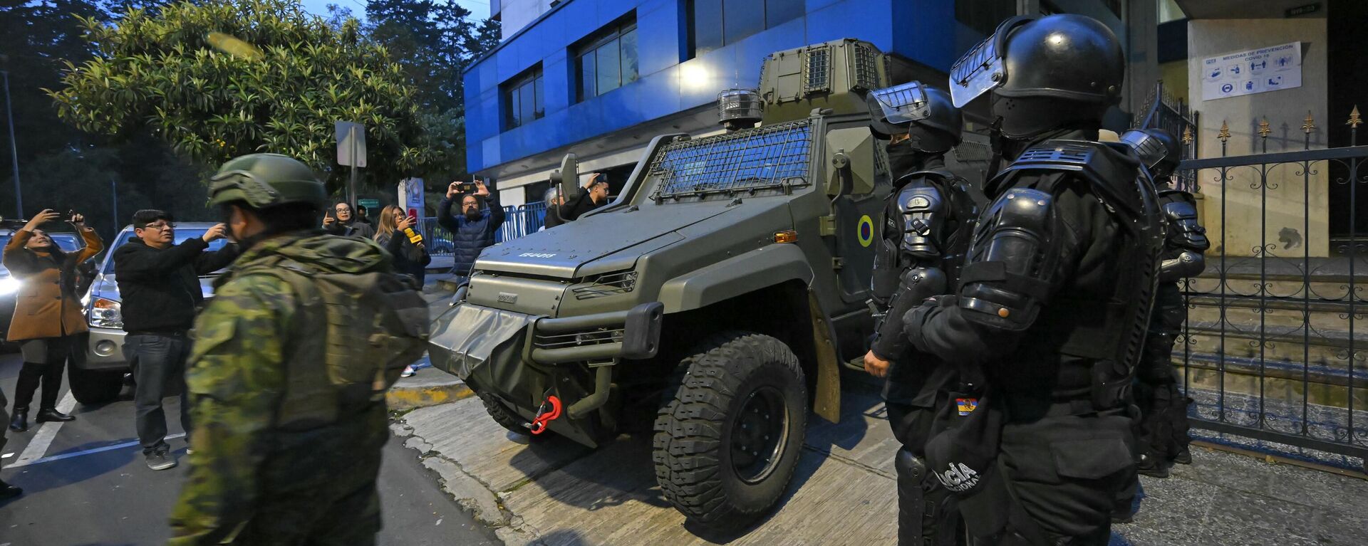 Militares y policías custodian la Unidad de Flagrancia de la Fiscalía, donde fue trasladado el ex vicepresidente ecuatoriano Jorge Glas desde la embajada de México en Quito, el 6 de abril de 2024 - Sputnik Mundo, 1920, 06.04.2024