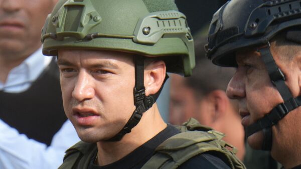 Daniel Noboa, presidente de Ecuador, con un escudo militar durante una operación en Guayaquil en marzo de 2024 - Sputnik Mundo