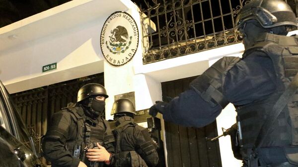 La Policía Nacional de Ecuador ingresa a la embajada de México en Quito el 5 de abril de 2024 - Sputnik Mundo