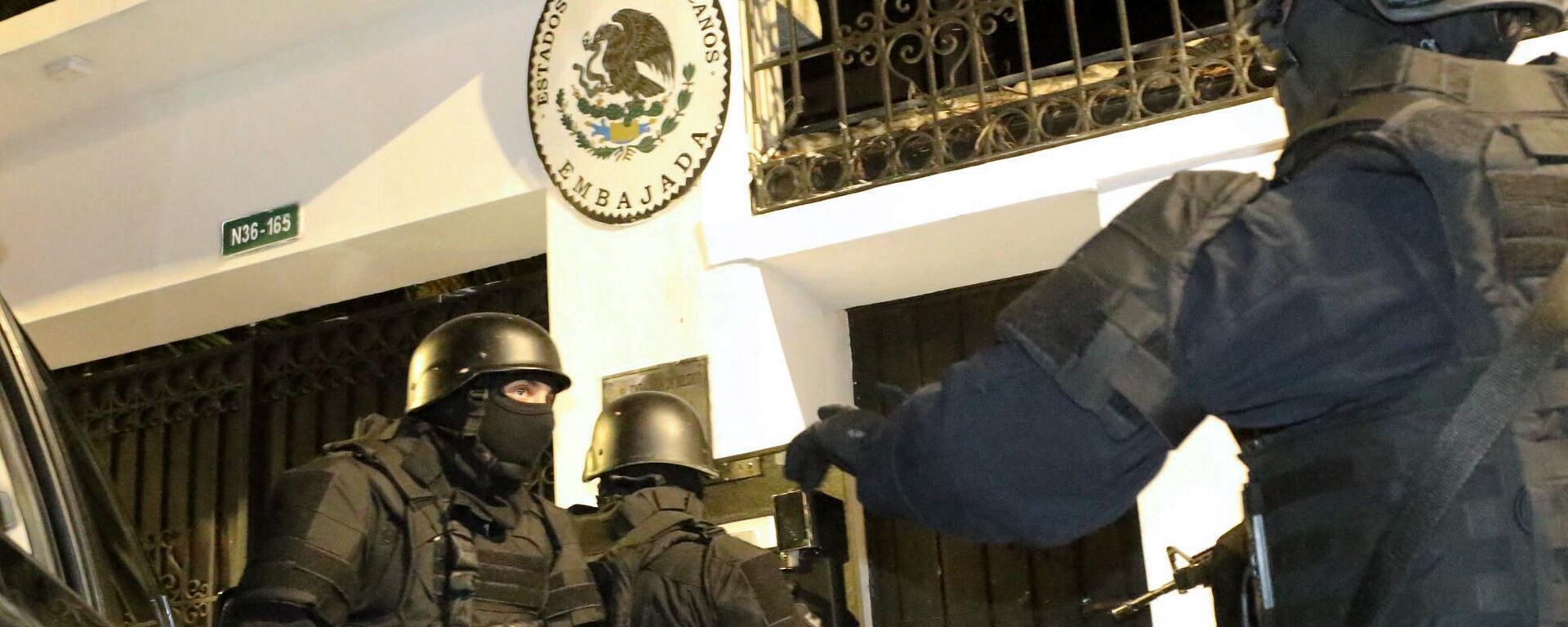 La Policía Nacional de Ecuador ingresa a la embajada de México en Quito el 5 de abril de 2024 - Sputnik Mundo, 1920, 07.04.2024