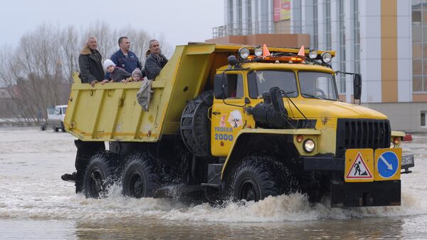 Personas evacuadas tras la inundación en la ciudad rusa de Orsk - Sputnik Mundo