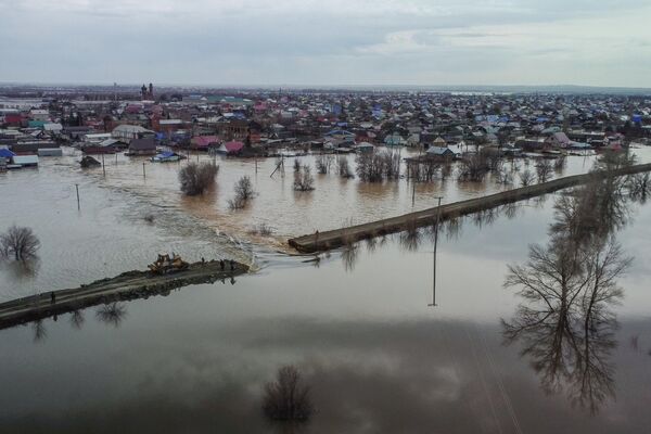 El ministro de Emergencias ruso, Alexandr Kurenkov, calificó de &quot;crítica&quot; la situación en la ciudad de Orsk.En la foto: uno de los lugares de la ruptura de la presa en la urbe de Orsk, la ciudad está parcialmente inundada. - Sputnik Mundo