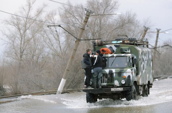 Según los últimos datos, un total de 4.064 personas, incluidos 885 niños, fueron evacuados de Orsk, comunicaron las autoridades locales.En la foto: un vehículo utilizado para evacuar a los residentes de las zonas inundadas en la región de Oremburgo. - Sputnik Mundo