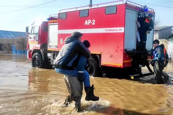 Agentes del Ministerio de Emergencias ruso y de los servicios municipales evacúan a ciudadanos discapacitados desde la zona de emergencias de la región de Oremburgo. - Sputnik Mundo