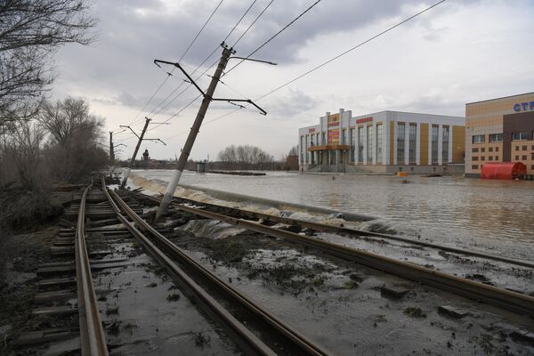 El accidente ha afectado gravemente las infraestructuras de toda la ciudad de Orsk.En la foto: las vías del tranvía dañadas por las inundaciones. - Sputnik Mundo