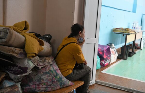De acuerdo con el ministro de Emergencias Kurenkov, fueron instalados en Orsk unos 11 centros de acogida con capacidad para más de 8.000 personas. Un total de 510 residentes locales, entre ellos 116 niños, ya hallaron refugio provisional allí.En la foto: una de las residentes de Orsk en el centro de alojamiento temporal. - Sputnik Mundo