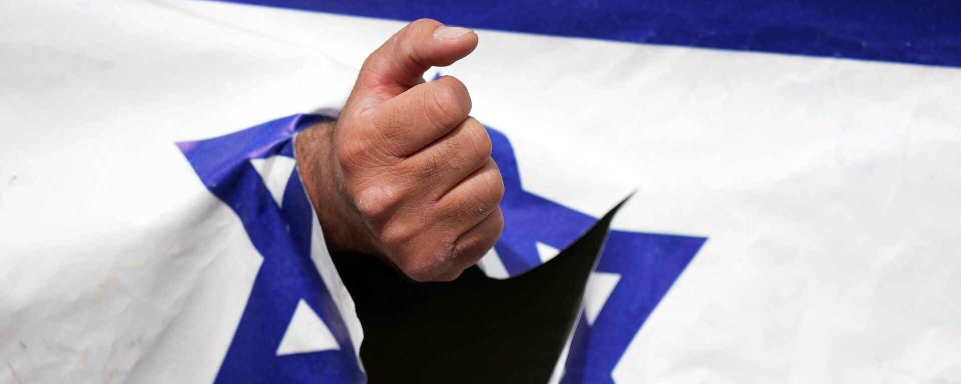 Un manifestante aprieta el puño a través de una representación rota de la bandera israelí en la manifestación anual propalestina del Día de Al Quds, o Jerusalén, en Teherán, Irán, el viernes 29 de abril de 2022. - Sputnik Mundo, 1920, 07.04.2024