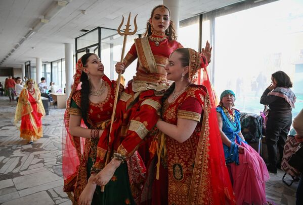 El programa cultural también incluyó más de 25 actuaciones al estilo de Bollywood y danzas clásicas indias. - Sputnik Mundo