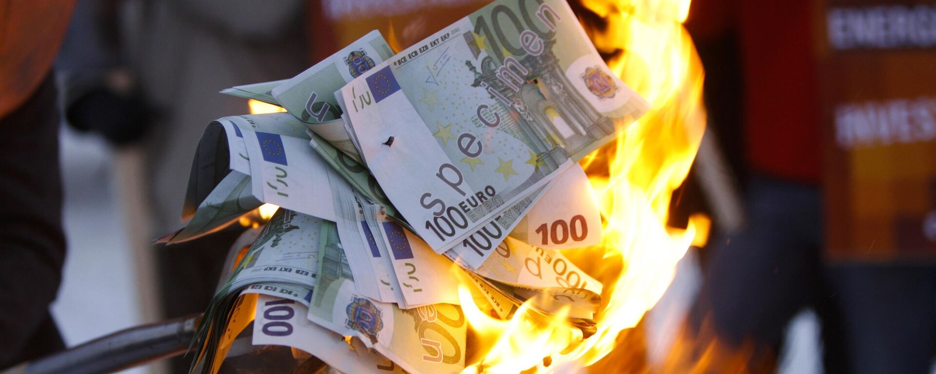 Manifestantes queman dinero falso durante una protesta - Sputnik Mundo, 1920, 08.04.2024