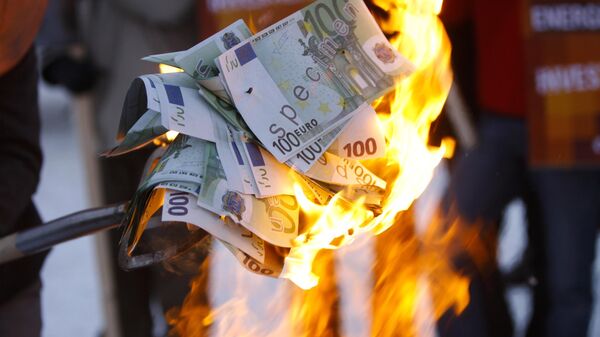 Manifestantes queman dinero falso durante una protesta - Sputnik Mundo