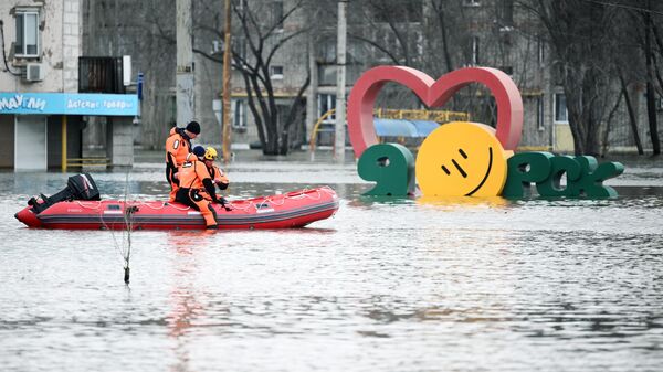 Consecuencias de la inundación en Orsk, Rusia - Sputnik Mundo