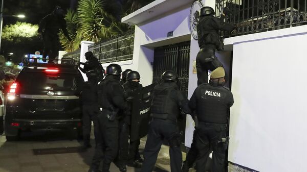 La Policía Nacional de Ecuador ingresa a la Embajada de México en Quito - Sputnik Mundo