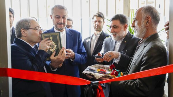 El canciller de Irán inaugura nuevo Consulado en Damasco en remplazo del destruido por Israel - Sputnik Mundo
