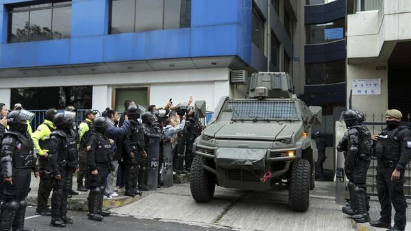 La detención del exvicepresidente de Ecuador, Jorge Glas, tras el allanamiento de las fuerzas del orden en la Embajada de México  - Sputnik Mundo