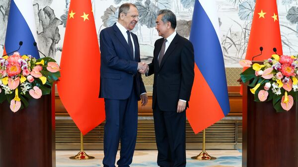 El ministro de Exteriores ruso, Serguéi Lavrov (izquierda), y el ministro de Exteriores chino, Wang Yi, en una rueda de prensa tras su reunión en la residencia Diaoyutai de Pekín - Sputnik Mundo