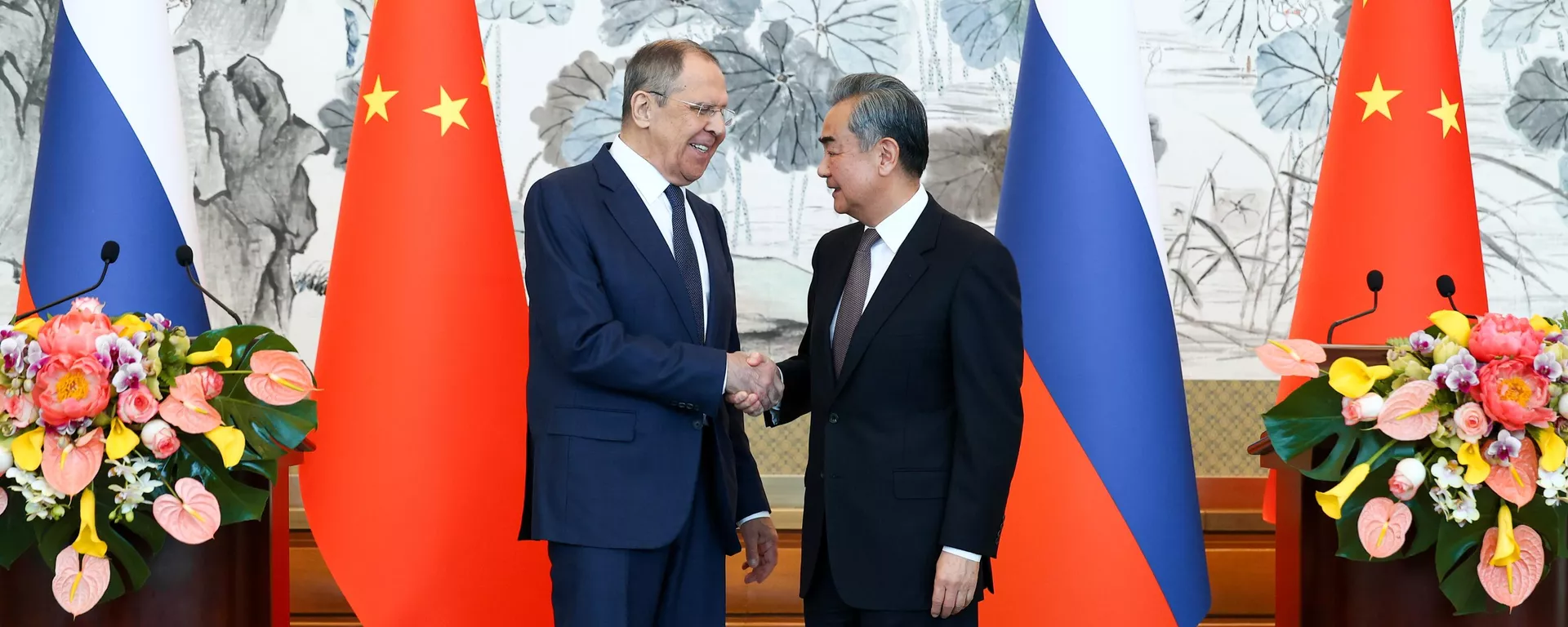 El ministro de Exteriores ruso, Serguéi Lavrov (izquierda), y el ministro de Exteriores chino, Wang Yi, en una rueda de prensa tras su reunión en la residencia Diaoyutai de Pekín - Sputnik Mundo, 1920, 09.04.2024