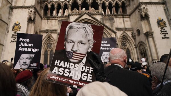 Manifestantes con pancartas de Julian Assange - Sputnik Mundo