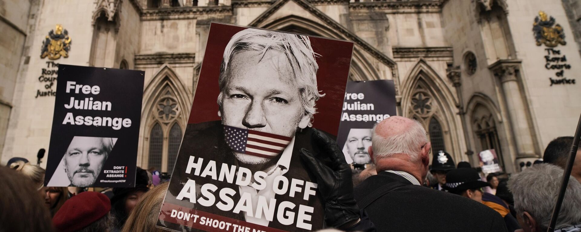 Manifestantes con pancartas de Julian Assange - Sputnik Mundo, 1920, 10.04.2024