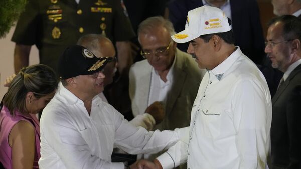 Los presidentes de Colombia, Gustavo Petro, y de Venezuela, Nicolás Maduro, durante un encuentro en Caracas en abril de 2024 - Sputnik Mundo