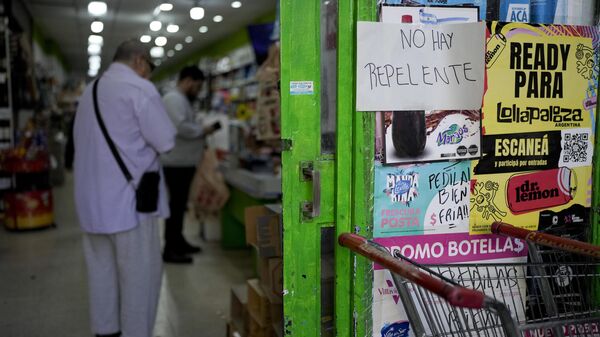Un letrero que anuncia: No hay repelente, pegado en una tienda en Buenos Aires, Argentina, en medio del aumento de casos de dengue  - Sputnik Mundo