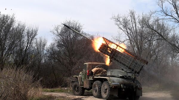 El sistema de lanzacohetes múltiples Grad de las FFAA rusas dispara contra las posiciones de las tropas ucranianas - Sputnik Mundo