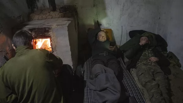 Soldados ucranianos descansan en un refugio en la región de Donetsk (archivo)  - Sputnik Mundo