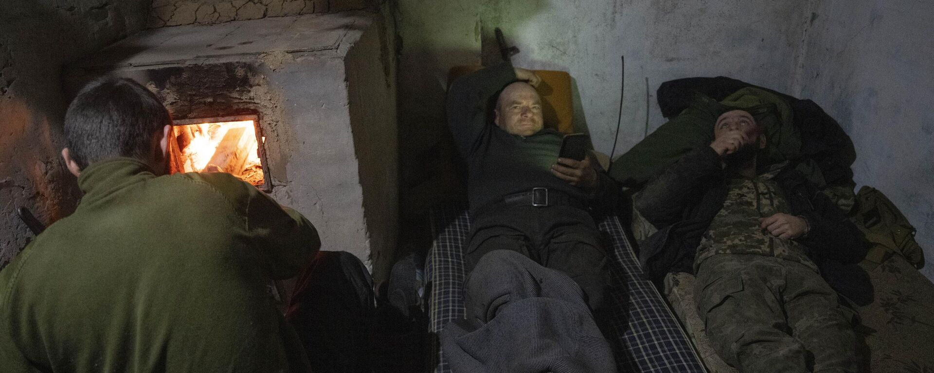Soldados ucranianos descansan en un refugio en la región de Donetsk (archivo)  - Sputnik Mundo, 1920, 11.04.2024