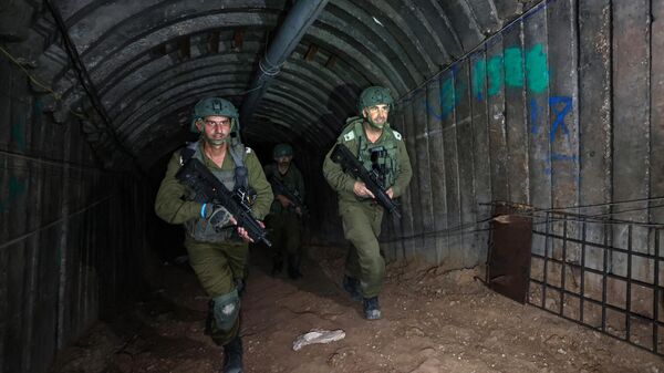 Militares israelíes salen de un túnel presuntamente construido por Hamás en la Franja de Gaza. - Sputnik Mundo