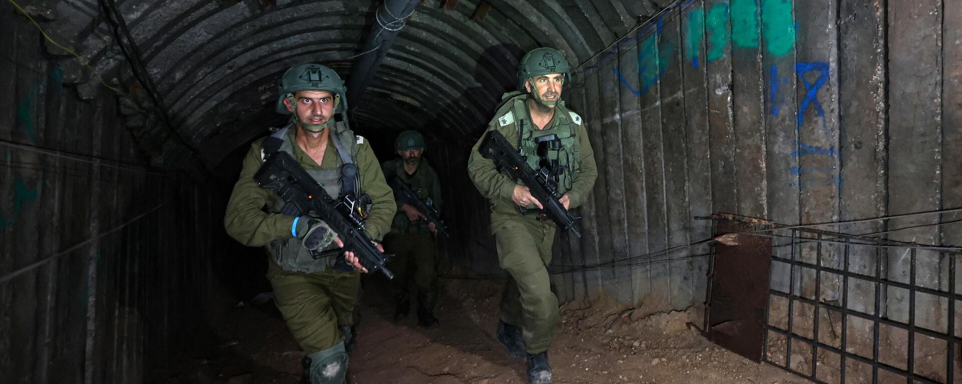 Militares israelíes salen de un túnel presuntamente construido por Hamás en la Franja de Gaza. - Sputnik Mundo, 1920, 11.04.2024